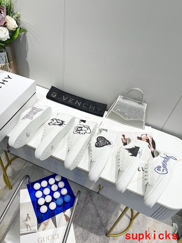 Givenchy shoes Style 035 - logo and branding close-up