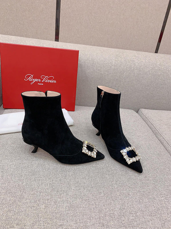 Full silhouette view of Roger Vivier luxury piece style No.061