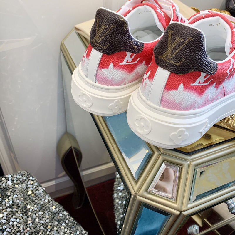 Three-quarter angle view of Louis Vuitton luxury piece style No.089
