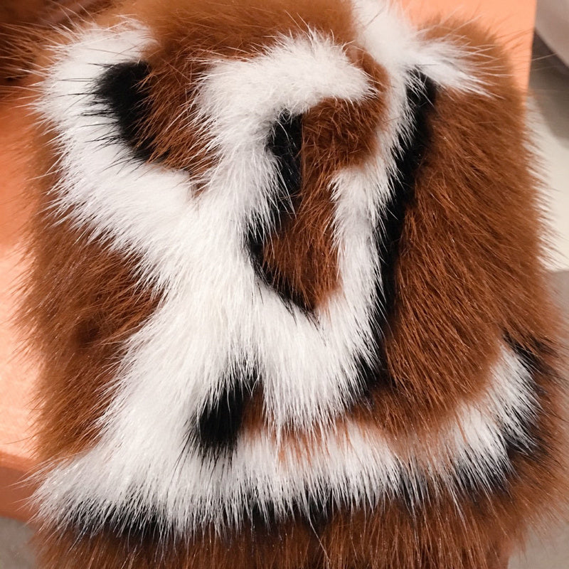 Full silhouette view of Louis Vuitton luxury piece style No.034