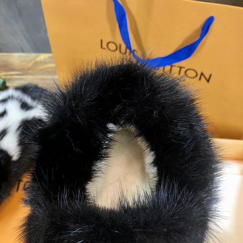 Three-quarter angle view of Louis Vuitton luxury piece style No.132