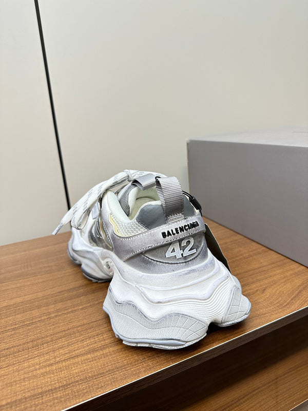 Balenciaga shoes Style 018 - logo and branding close-up