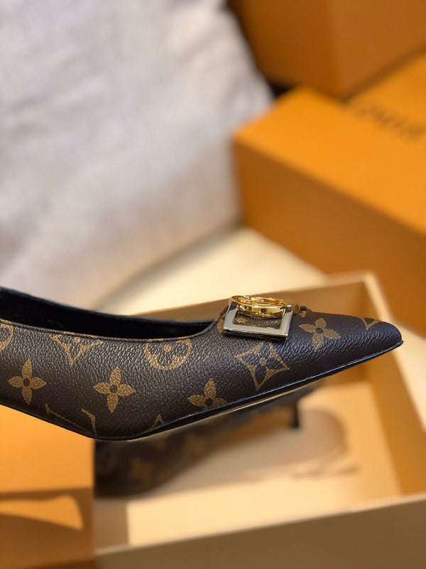 Styling view of Louis Vuitton luxury piece style No.123