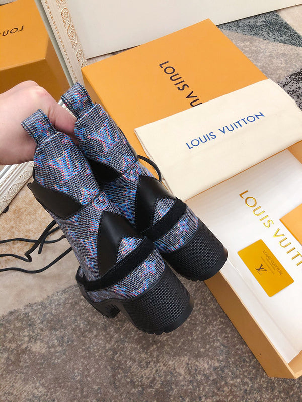 Three-quarter angle view of Louis Vuitton luxury piece style No.171
