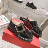 Three-quarter angle view of Roger Vivier luxury piece style No.055