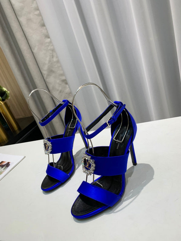 Back view of Louis Vuitton luxury piece style No.018