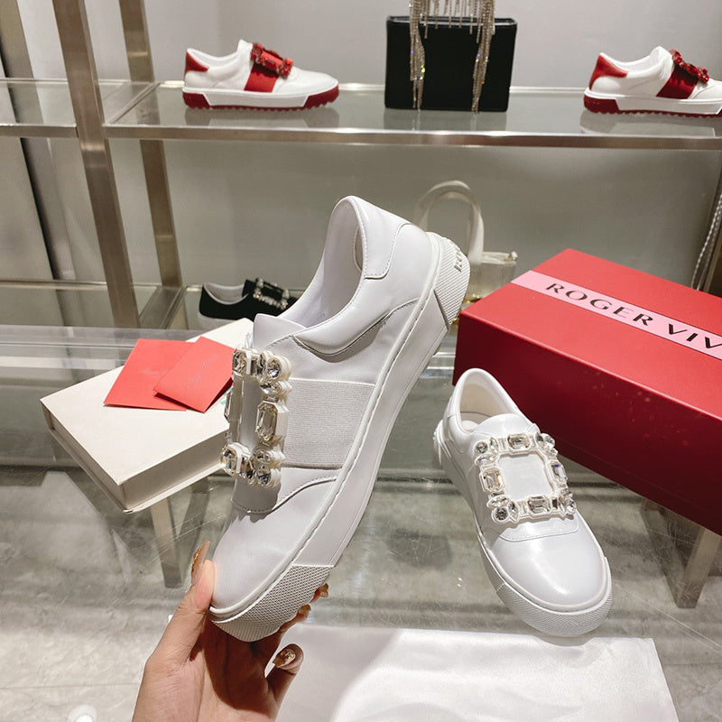 Side profile view of Roger Vivier luxury piece style No.047