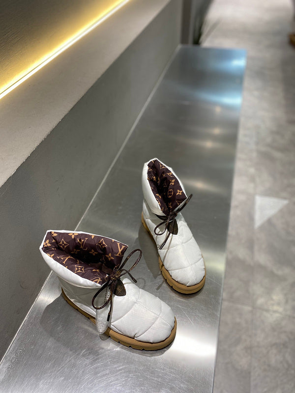 Louis Vuitton White Low-Top Sneakers - Heel Detail View