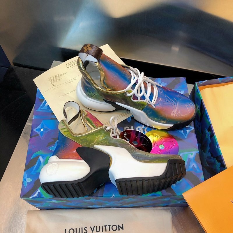 Three-quarter angle view of Louis Vuitton luxury piece style No.153
