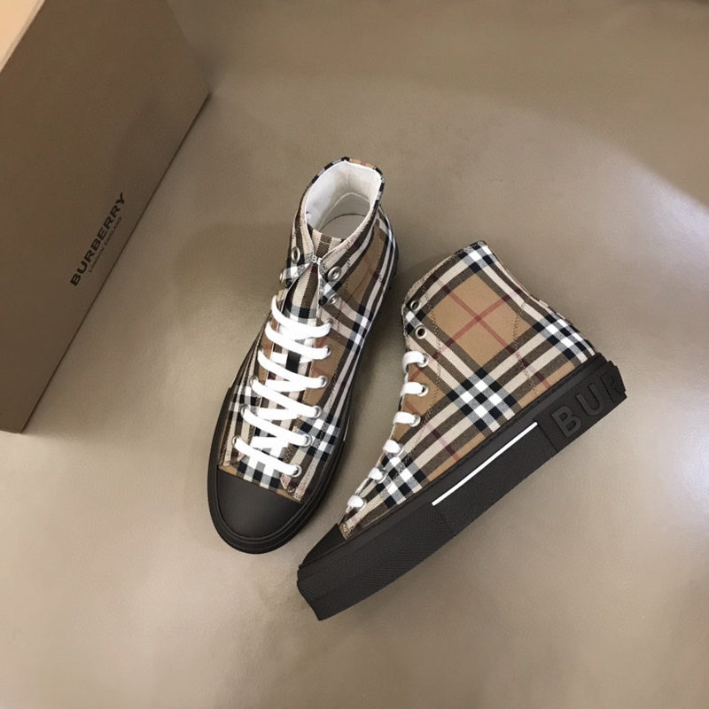Burberry White Pointed-Toe Stiletto Heels - Toe Detail View
