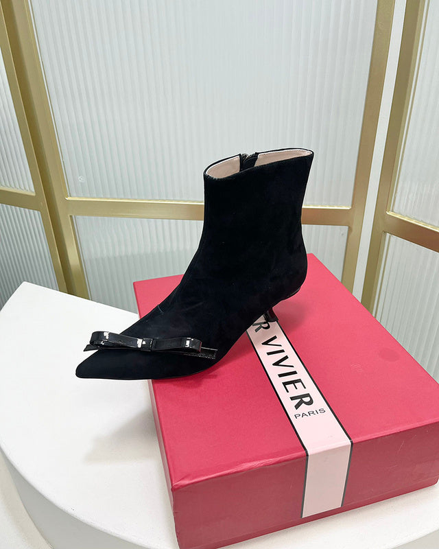 Side profile view of Roger Vivier luxury piece style No.060