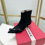 Side profile view of Roger Vivier luxury piece style No.060