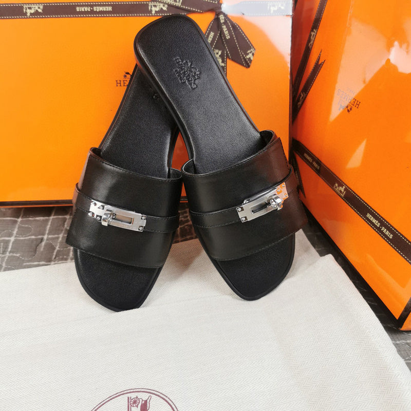 Hermès Burgundy Flat Thong Sandals - Heel Detail View