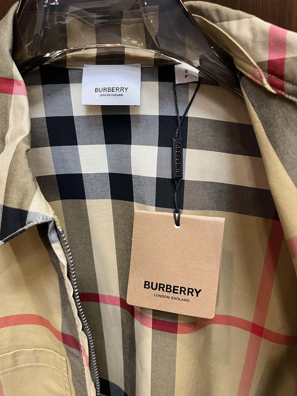 Texture and finish detail of Burberry luxury piece style No.381