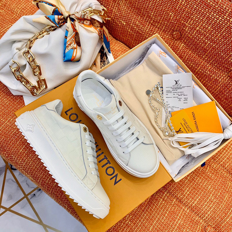 Three-quarter angle view of Louis Vuitton luxury piece style No.044
