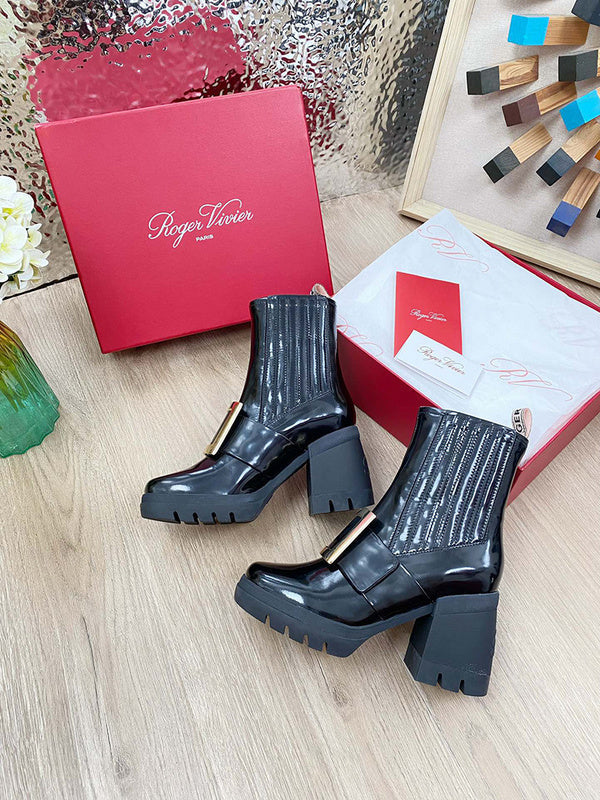 Three-quarter angle view of Roger Vivier luxury piece style No.097