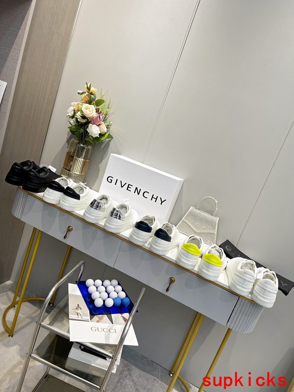 Givenchy shoes Style 111 - logo and branding close-up