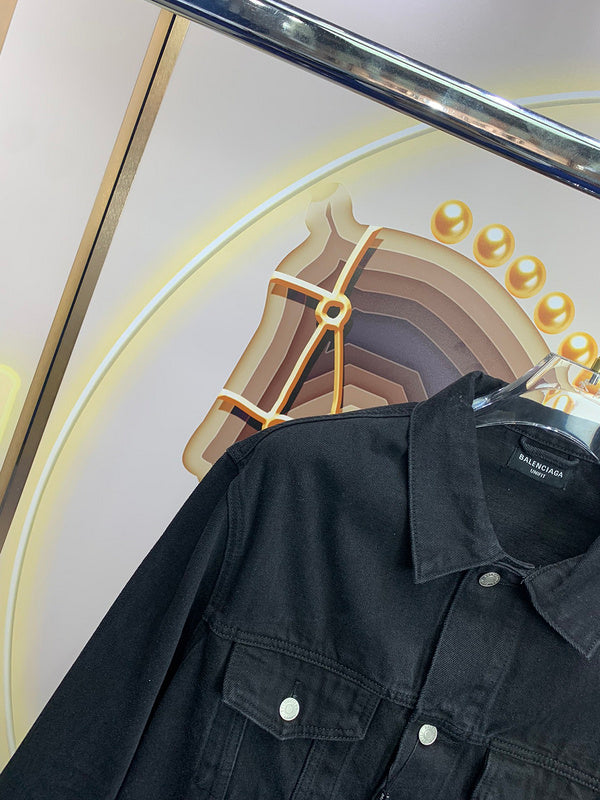 Three-quarter angle view of Balenciaga luxury piece style No.073