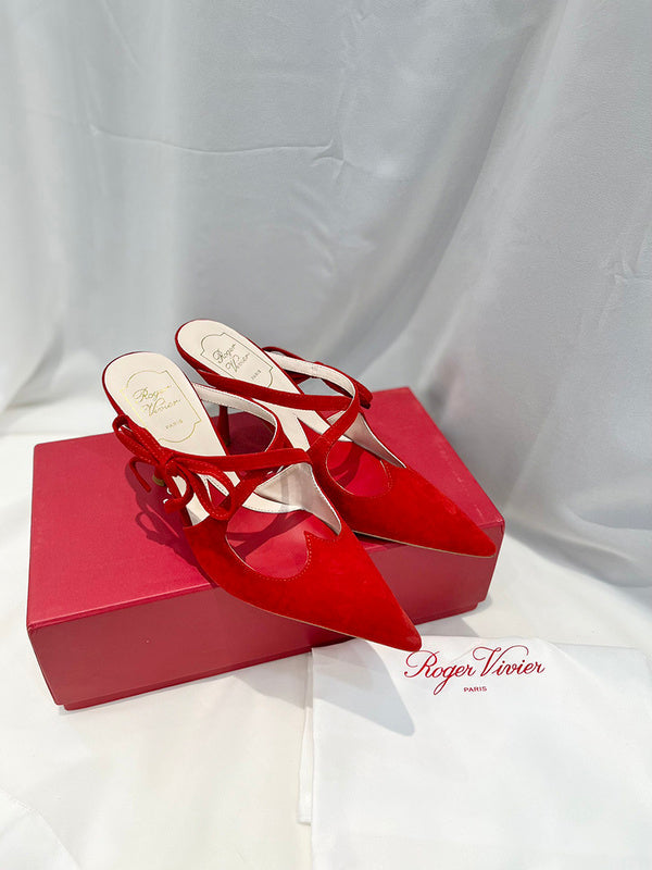 Side profile view of Roger Vivier luxury piece style No.046