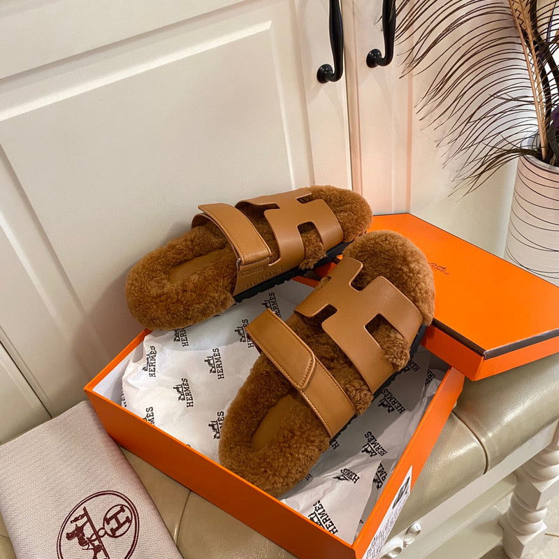 Hermes sandals Style 084 - logo and branding close-up