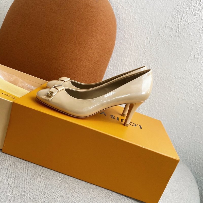 Three-quarter angle view of Louis Vuitton luxury piece style No.167