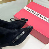 Three-quarter angle view of Roger Vivier luxury piece style No.060