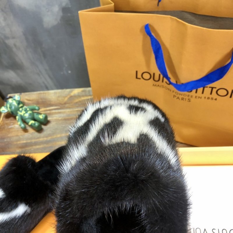 Three-quarter angle view of Louis Vuitton luxury piece style No.130