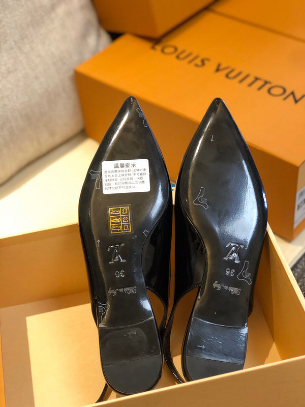 Full silhouette view of Louis Vuitton luxury piece style No.124
