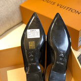Full silhouette view of Louis Vuitton luxury piece style No.124