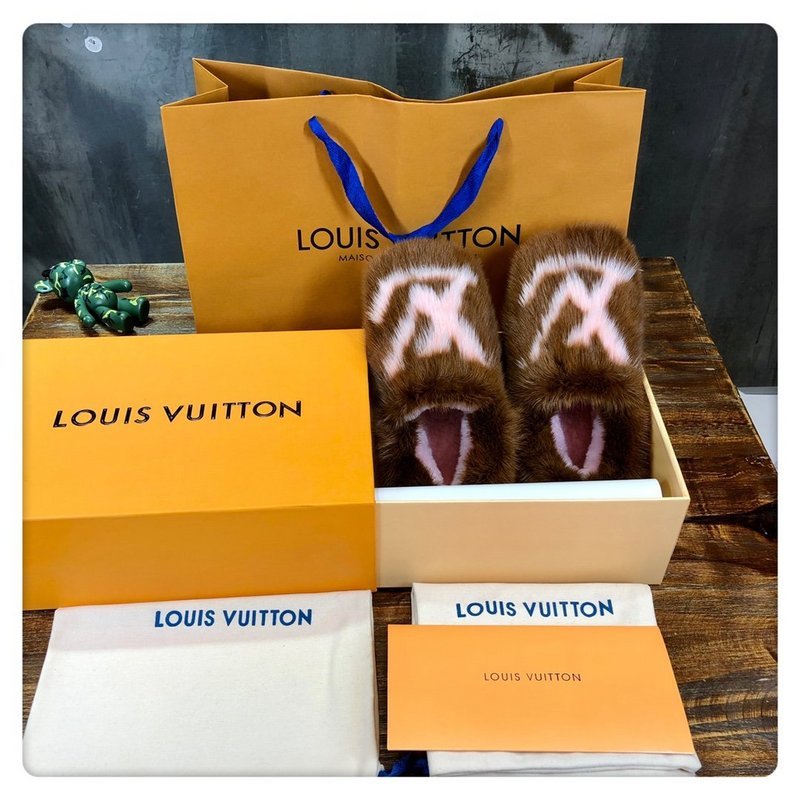 Side profile view of Louis Vuitton luxury piece style No.131