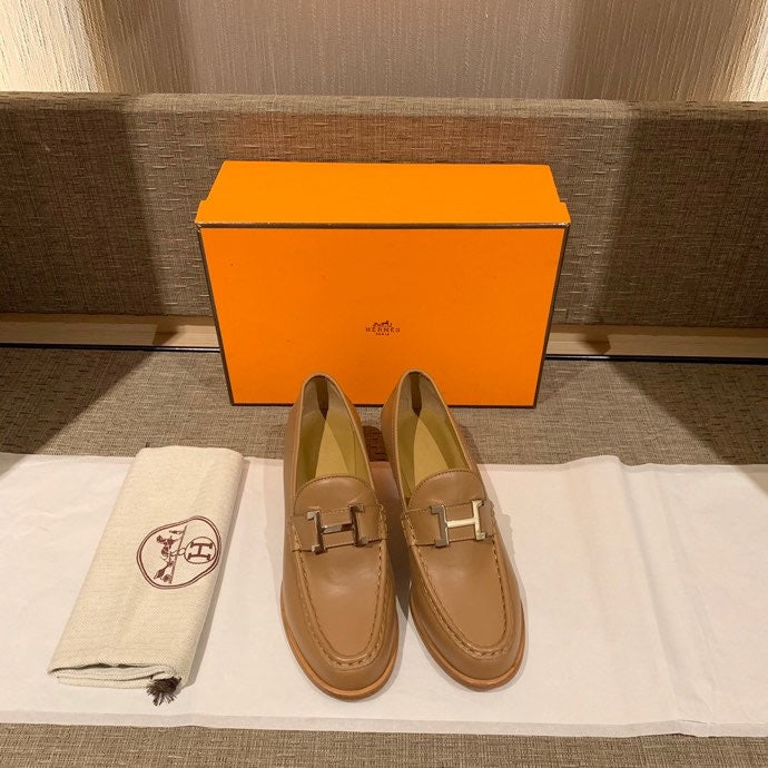 Hermès Grey Block Heel Pumps - Side Profile View