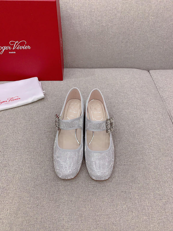 Three-quarter angle view of Roger Vivier luxury piece style No.094