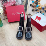 Front view of Roger Vivier luxury piece style No.079