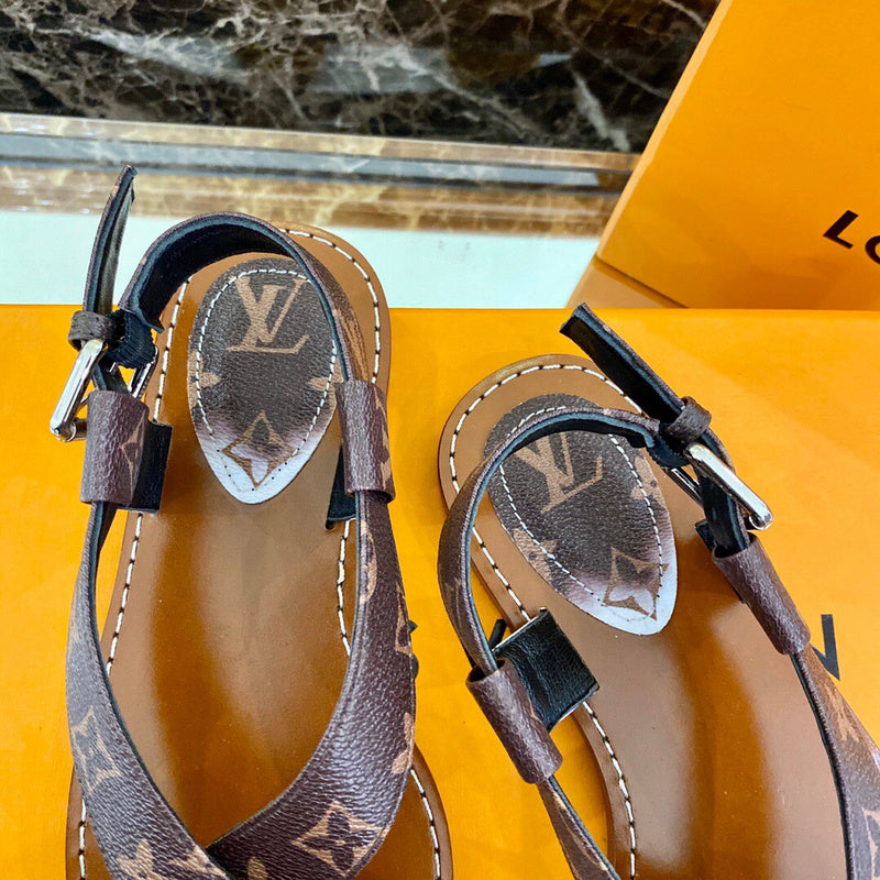 Texture and finish detail of Louis Vuitton luxury piece style No.098
