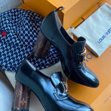 Front view of Louis Vuitton luxury piece style No.007