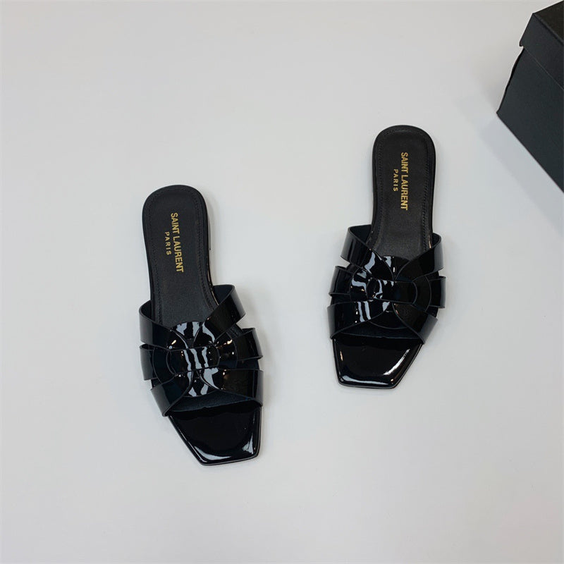 Styling view of Saint Laurent luxury piece style No.085