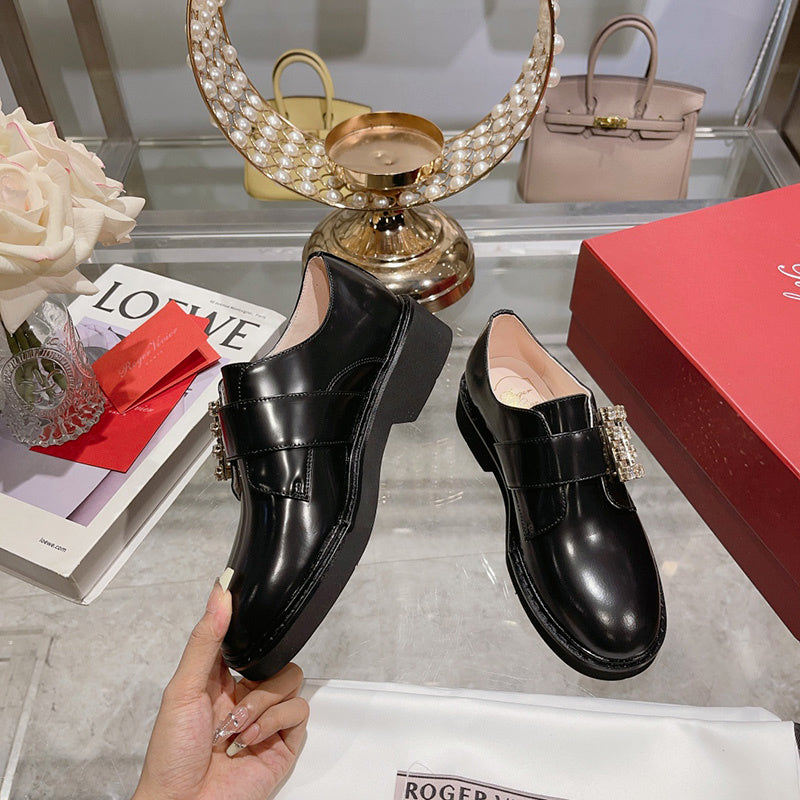 Front view of Roger Vivier luxury piece style No.093