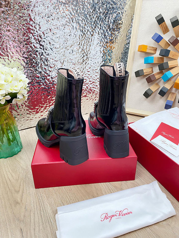 Styling view of Roger Vivier luxury piece style No.097