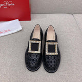 Three-quarter angle view of Roger Vivier luxury piece style No.092
