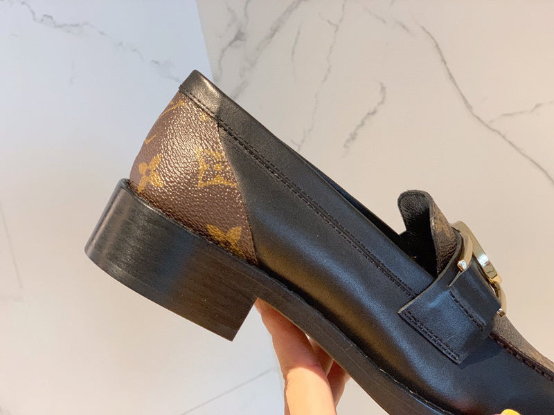 Front view of Louis Vuitton luxury piece style No.049