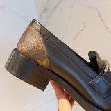 Front view of Louis Vuitton luxury piece style No.049