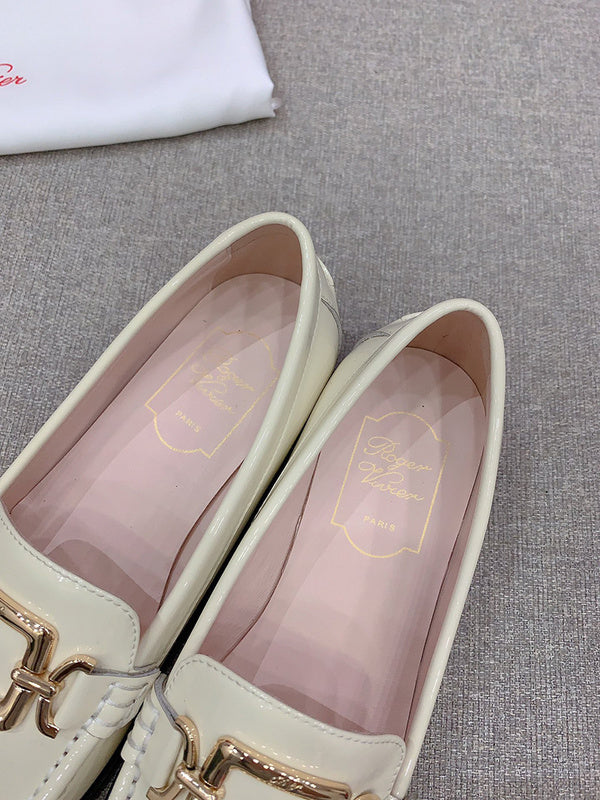 Styling view of Roger Vivier luxury piece style No.070