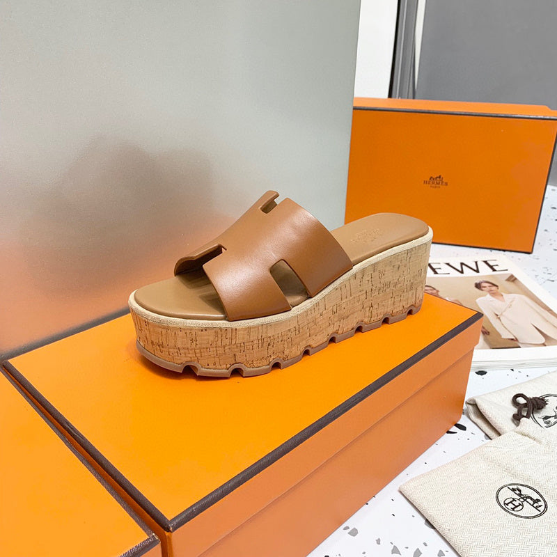 Hermès Camel Platform Sandals - Toe Detail View
