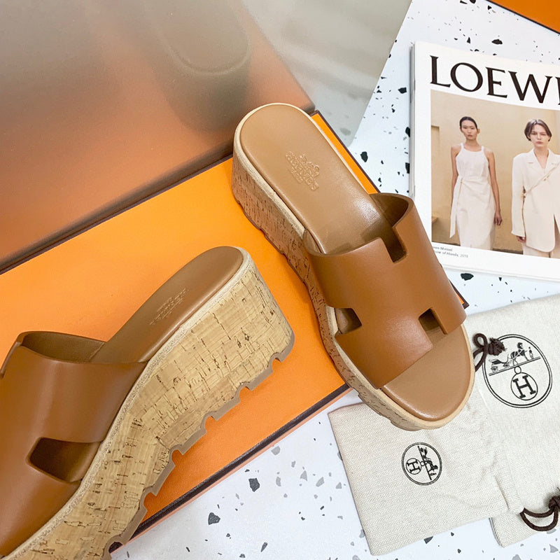 Hermès Camel Platform Sandals - Heel Detail View