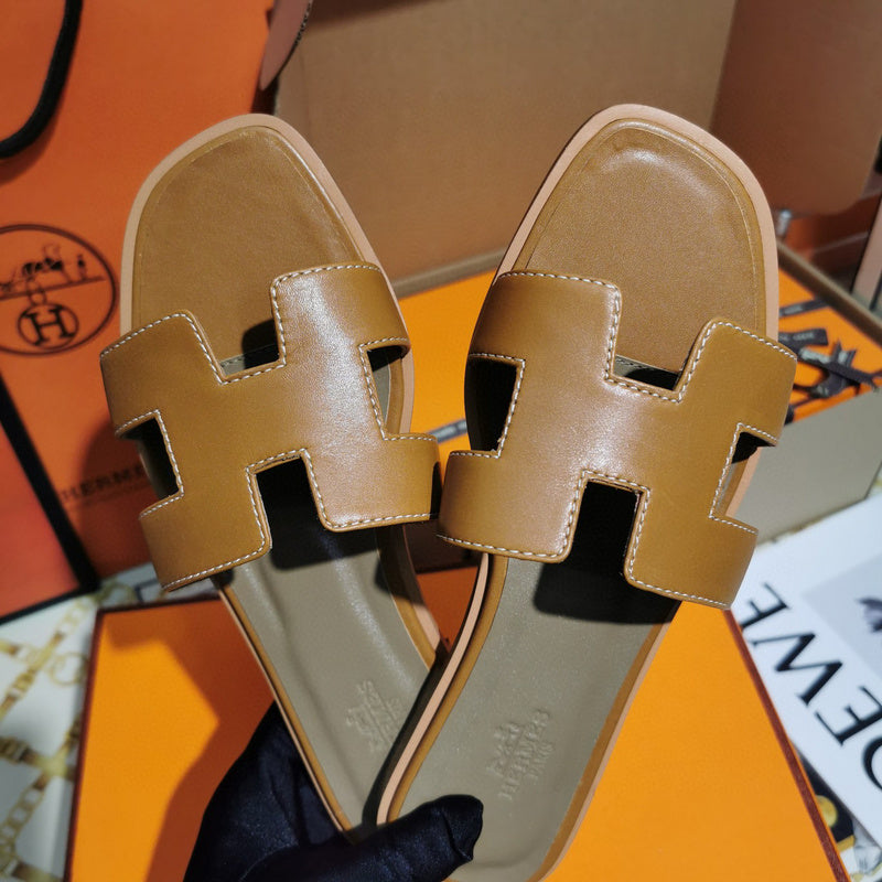 Hermès Red Flat Thong Sandals - Toe Detail View