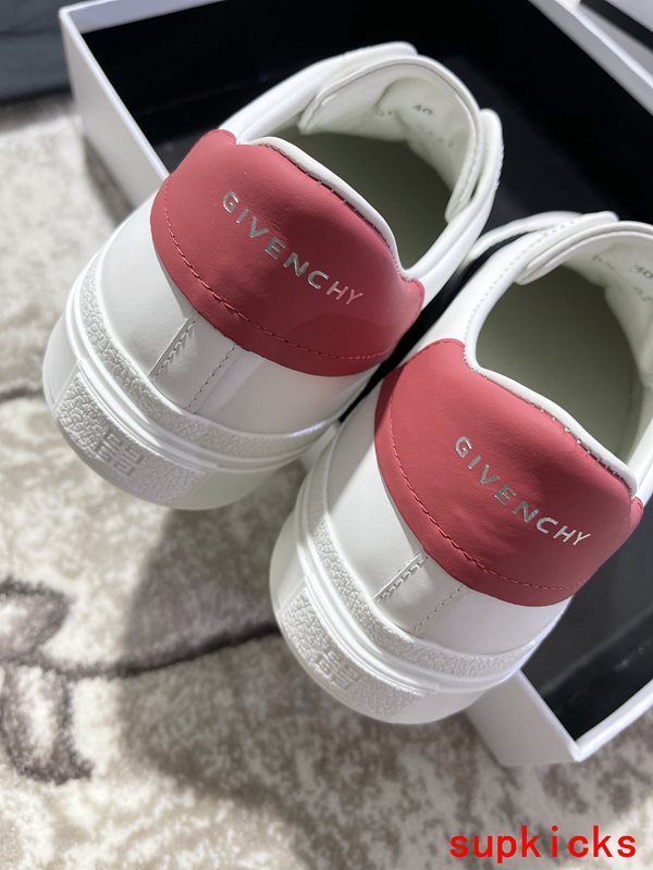 Givenchy shoes Style 032 - logo and branding close-up