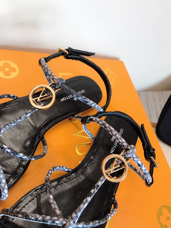 Three-quarter angle view of Louis Vuitton luxury piece style No.006