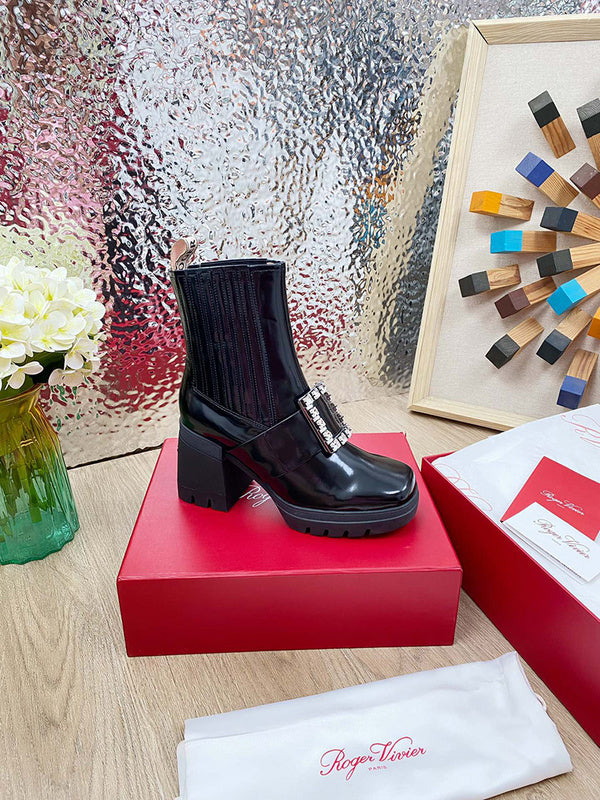 Full silhouette view of Roger Vivier luxury piece style No.097