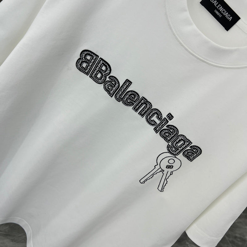 Styling view of Balenciaga luxury piece style No.085