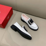 Styling view of Roger Vivier luxury piece style No.075